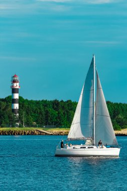 Güzel beyaz yelkenli bir seyahat Riga tarafından. Yaz yolculuk