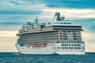 Beyaz cruise gemisi denize bulutlu gün hareketli