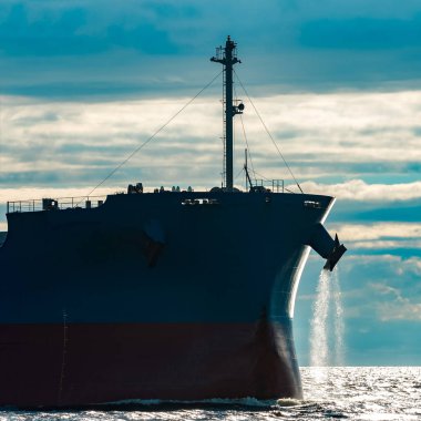 Alma mal. Riga bağlantı noktasına hareket büyük mavi kargo gemisi