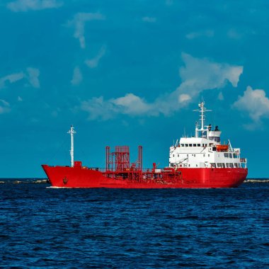 Nehir kenarında hareketli kırmızı kargo tanker gemisi