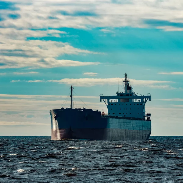 Dovoz Zboží Velké Modré Nákladní Loď Stěhování Přístavu Riga — Stock fotografie