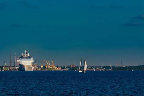 Гігантський Білий Пасажирський Корабель Рухається Через Порт Ясний День — стокове фото