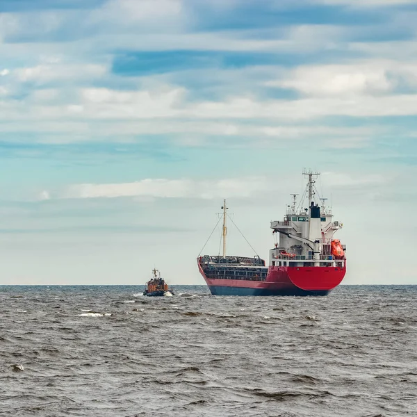 Kırmızı yeni kargo gemisi yurt dışında hareket. Avrupa'nın ürün ihracat