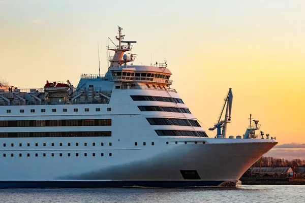 White Passenger Ship Moving Orange Sunset Sky — Stock Photo, Image