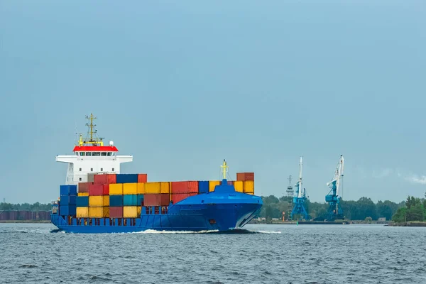 Mavi kargo konteyner gemisi tam devam yüklü