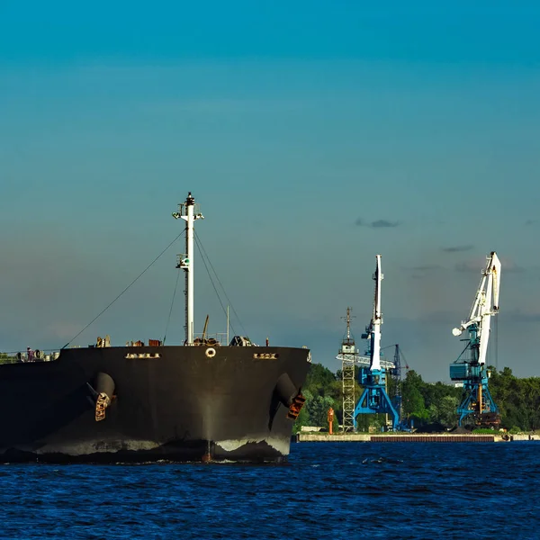 Czarny Statek Porusza Bałtyk Bezchmurny Dzień — Zdjęcie stockowe
