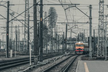 Terminal hareket eski sarı yolcu dizel treni