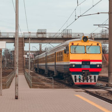 Terminal hareket eski sarı yolcu dizel treni