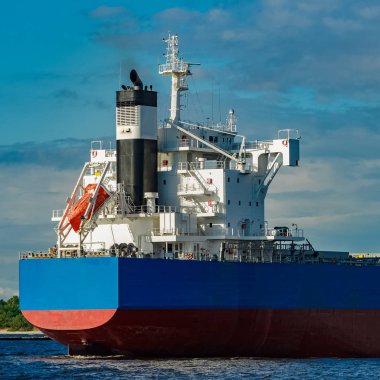 Alma mal. Riga bağlantı noktasına hareket büyük mavi kargo gemisi