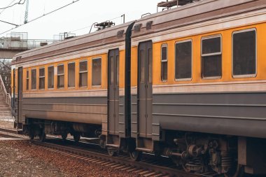 Eski sarı yolcu Elektrikli tren terminal sürüş