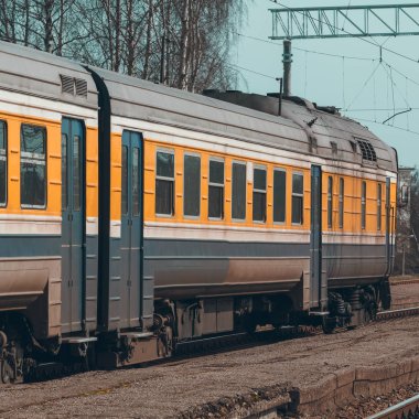 Terminal hareket eski sarı yolcu dizel treni