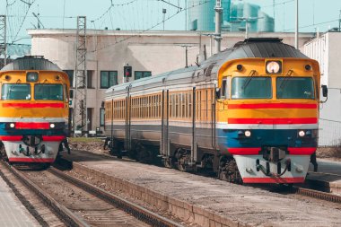 Terminal hareket eski sarı yolcu dizel treni