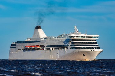 Beyaz bulutsuz bir günde yelken gemisi cruise