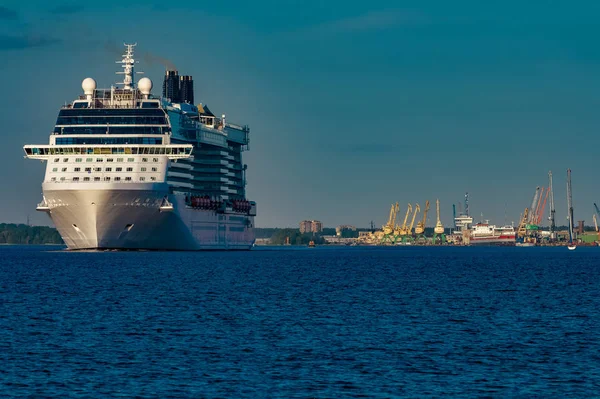 Óriás Fehér Személyszállító Hajó Halad Port Egy Tiszta Nap — Stock Fotó