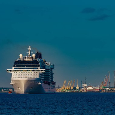 Bulutsuz bir günde bağlantı noktası hareketli dev beyaz yolcu gemisi