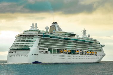 Beyaz cruise gemisi denize bulutlu gün hareketli