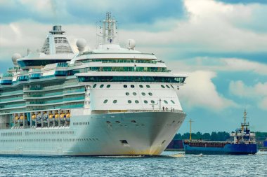 Beyaz cruise gemisi denize bulutlu gün hareketli