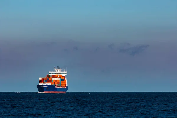Mavi Konteyner Gemisi Avrupa Nın Lojistik Üretim Transfer — Stok fotoğraf