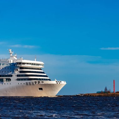 Beyaz bulutsuz bir günde yelken gemisi cruise