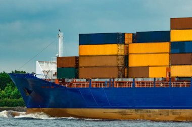 Mavi konteyner gemisi tam hareketli denizden dolu