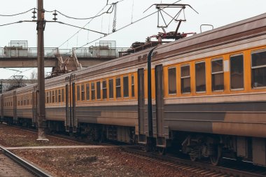 Eski sarı yolcu Elektrikli tren terminal sürüş