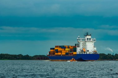 Mavi konteyner gemisi tam hareketli denizden dolu