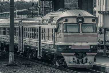 Eski yolcu dizel tren olarak terminalin içinde hareket