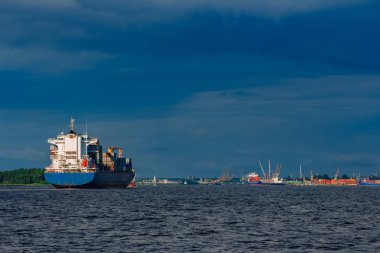 Mavi konteyner gemisi. Dünya lojistik ve üretim transfer
