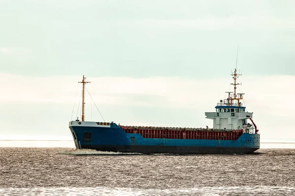 Navire Cargo Bleu Déplaçant Mer Baltique Par Temps Nuageux — Photo