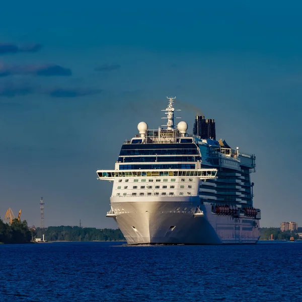 Nave Passeggeri Bianca Gigante Che Passa Davanti Porto Una Giornata — Foto Stock