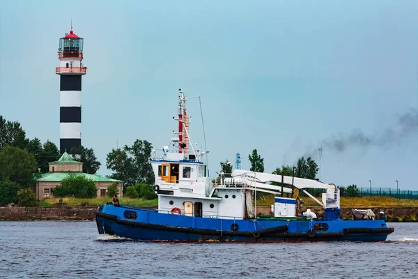 Blauwe Sleepboot Schip Naar Vracht Terminal Industriële Diensten — Stockfoto