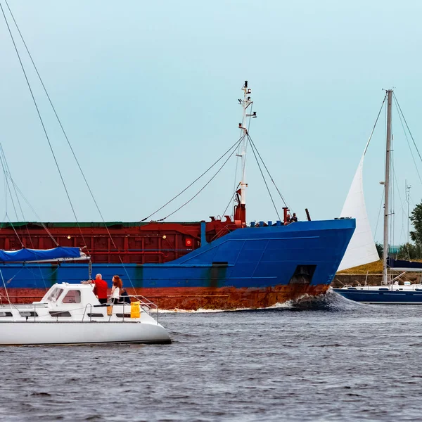 Dovoz Zboží Velké Modré Nákladní Loď Stěhování Přístavu Riga — Stock fotografie