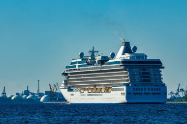 Baltık Denizi açık gün yelken büyük beyaz yolcu gemisi