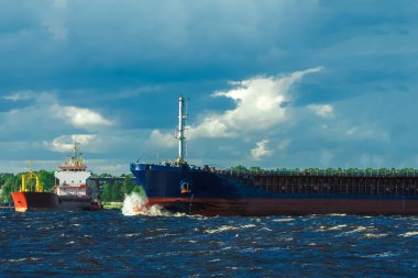 Mavi toplu taşıyıcı açık yaz günü içinde hareket