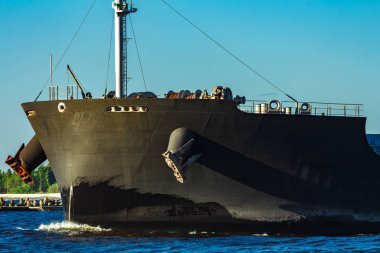 Baltık Denizi-açık gün hareketli siyah kargo gemisi