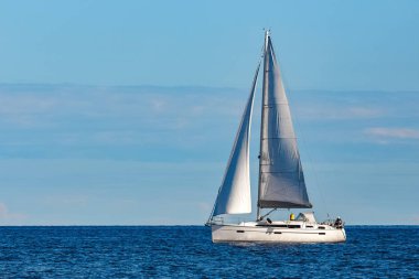 Güzel beyaz yelkenli bir seyahat Riga tarafından. Yaz yolculuk