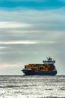 Mavi konteyner gemisi tam hareketli denizden dolu