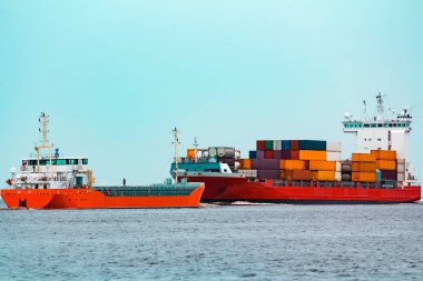 Turuncu bulker geçmiş kırmızı konteyner gemi Baltık Denizi hareketli