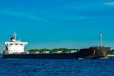 Baltık Denizi-açık gün hareketli siyah kargo gemisi