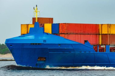 Mavi kargo konteyner gemisi tam devam yüklü