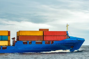 Mavi kargo konteyner gemisi tam devam yüklü