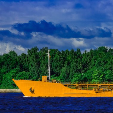 Sarı kargo tanker gemisi açık yaz gününde taşıma