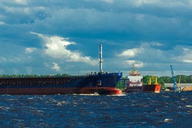 Mavi toplu taşıyıcı açık yaz günü içinde hareket