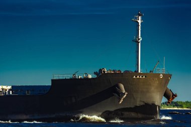 Akşam saatlerinde Baltık Denizi hareketli siyah toplu taşıyıcı