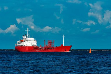 Nehir kenarında hareketli kırmızı kargo tanker gemisi