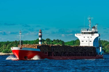 Ahşap açık gün hareketli kırmızı kargo gemisi tam dolu
