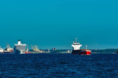 Ahşap açık gün hareketli kırmızı kargo gemisi tam dolu