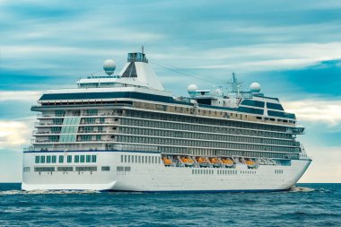 Beyaz cruise gemisi denize bulutlu gün hareketli