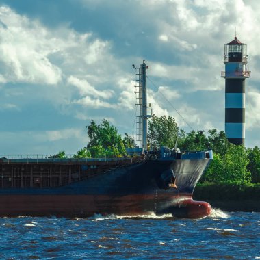 Mavi toplu taşıyıcı açık yaz günü içinde hareket