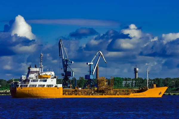 Gelber Frachter Bewegt Sich Einem Klaren Sommertag — Stockfoto